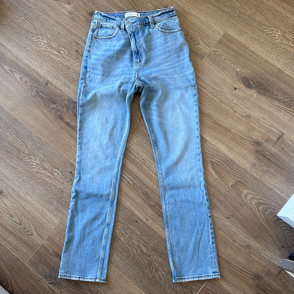 Abercrombie & Fitch 90’s Slim Straight Ultra High Rise, asymmetrical zip